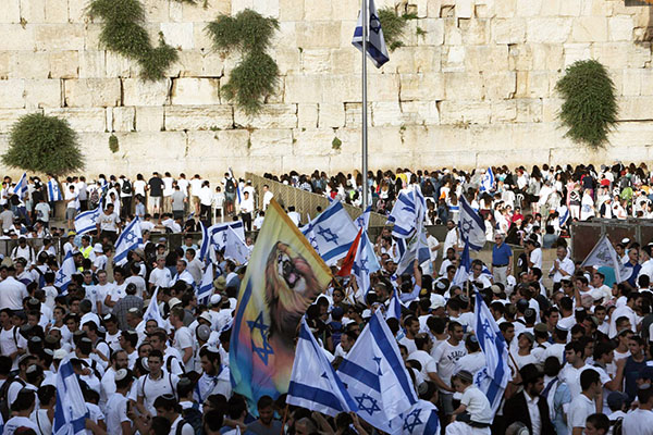 Frente al Muro de las Lamentaciones judíos celebran la liberación de Jerusalén en junio del 1967.