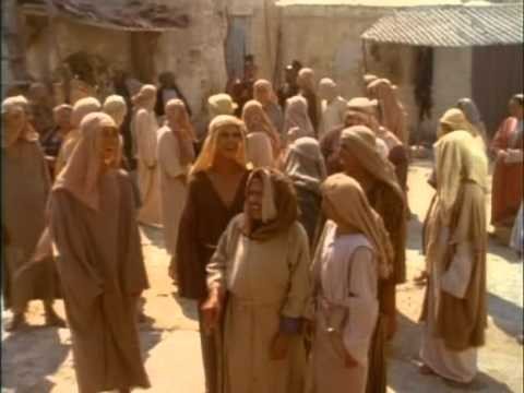 Durante los años anteriores a la guerra Judío-romana que comenzó en el 67 d. C., multitudes de ladrones y fanáticos contra Roma pulían por las calles de Jerusalén, mezclándose con los demás ciudadanos. Primero, el fornido ladrón Eleazar con sus secuaces, capturados por el procónsul Félix. Luego, miles de sicarios, los que mataban a plena luz de día, mayormente durante las festividades judías, sembrando pavor y pánico entre el populacho.