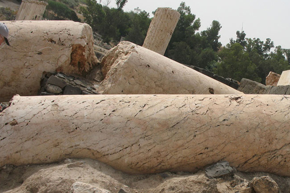 Grandes columnas romanas yacen en el suelo después de un fuerte terremoto. Hubo muchos terremotos en el Imperio Romano en el Siglo I.