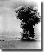 Trompeta 2 de Apocalipsis. El acorazado japonés estalla en llamas durante la II Guera Mundial, contaminado el mar y matando vida marina.
