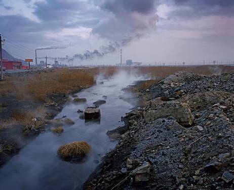 Contaminantes de una factoría de fertilizantes fluyen hacia en río Amarillo (el Huang), China, contaminándolo.